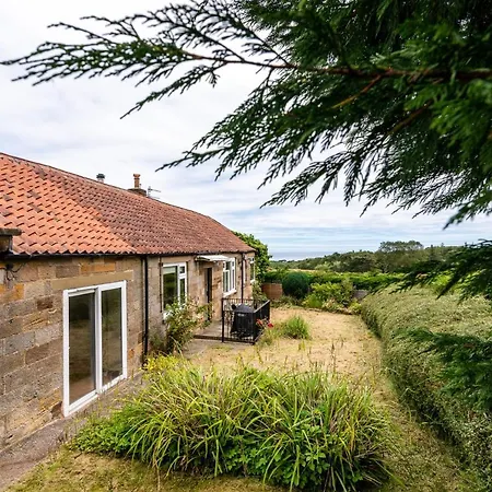 Sea View Cottage, Dunsley بيت للعطل
